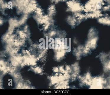 Ein faszinierendes Tiedye-Muster mit wirbelnden abstrakten Formen in dunklen Blau- und OffWhite-Tönen, die ein einzigartiges und künstlerisches Textildesign schaffen Stockfoto
