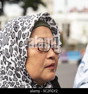 13. Dezember 2018 – Jakarta, Indonesien – Familien von 189 Menschen, die bei einem Flugzeugabsturz der Lion Air am 29. Oktober 2018 ums Leben kamen, versammelten sich zu einer Demonstration vor dem indonesischen Palast. Sie fordern Versicherungszahlungen und die Rückholung der Leichen der Opfer. Der Jet Boeing Co 737 MAX stürzte am 29. Oktober kurz nach dem Start aus Jakarta in die Java-See ab, und die Familien äußerten sich besorgt, dass die Überreste von 64 Passagieren noch nicht identifiziert werden konnten: Nur 30 Prozent der Passagiere wurden gefunden. Der indonesische Präsident und Lion Air Management versprachen, sich zurückzuholen Stockfoto