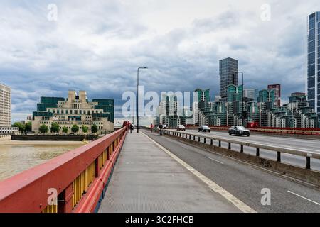 Moderne Hochhäuser an der Themse in Vauxhall London England UK Stockfoto