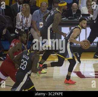 13. Juni 2019 - Oakland, Kalifornien, USA - OAKLAND, KALIFORNIEN - 13. JUNI: Stephen Curry #30 der Golden State Warriors kontrolliert den Ball gegen die Toronto Raptors in der ersten Halbzeit während des sechsten Spiels des NBA-Finals 2019 in der ORACLE Arena am 13. Juni 2019 in Oakland, Kalifornien. Armando Arorizo (Kreditbild: © Prensa Internacional via ZUMA Wire) Stockfoto