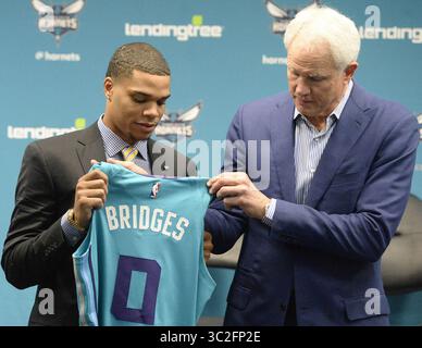 22. Juni 2018 – Charlotte, NC, USA – Charlotte Hornets Draft Pick Miles Bridges hält sein Trikot zusammen mit dem President of Basketball Operations und General Manager Mitch Kupchak während einer einführenden Nachrichtenkonferenz im Spectrum Center in Charlotte, N.C., am 22. Juni 2018. (Kreditbild: © TNS via ZUMA Wire) Stockfoto