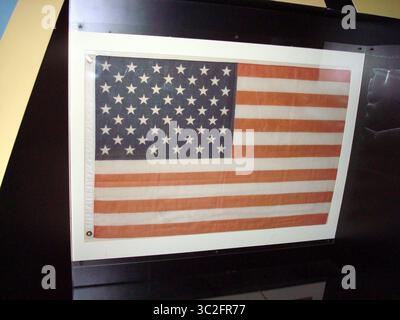 14. Juni 2019: Washington, District of Columbia, USA: 1916 gab Präsident Woodrow Wilson eine Proklamation heraus, die den 14. Juni offiziell als Flaggentag einführte; am 3. August 1949 wurde der National Flag Day von anÊAct vom Kongress ins Leben gerufen. Diese Flagge begleitete den NASA-Astronauten Alan B. Shepard auf seiner 15-minütigen suborbitalen Reise am 5. Mai 1961. Als erstes menschliches Raumschiff der USA war diese Flagge offenbar die erste US-Flagge, die in den Weltraum geflogen wurde, und die erste Flagge, die zweimal im Weltraum geflogen wurde. Nach der Rückkehr zur Erde wurde die Flagge auch über der Independence Hall in Philadelphia am 4. Juli 1919 geflogen Stockfoto