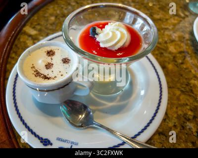 Das leckere Dessert: Erdbeereis mit Vanilleeis. Stockfoto