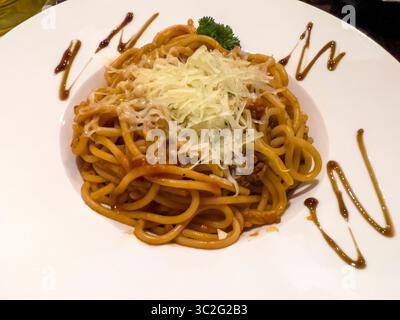 Die Spaghetti Bolognese wird in den meisten europäischen Restaurants in Samarkand zubereitet. Stockfoto