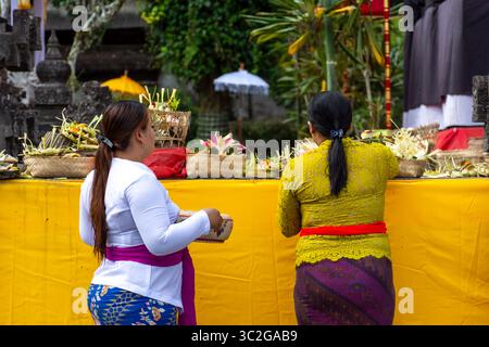 Bali, Indonesien - 17. September 2018: Balinesische Frauen bereiten Opfern oder Sesajen im Gunung Kawi Tampaksiring Tempel in Bali Indonesien vor Stockfoto