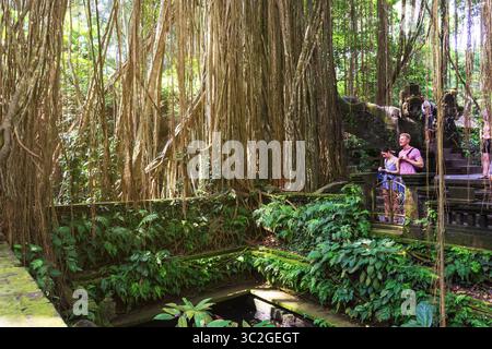 Bali, Indonesien - 17. September 2018: Tourist im Sacred Monkey Forest Sanctuary Stockfoto