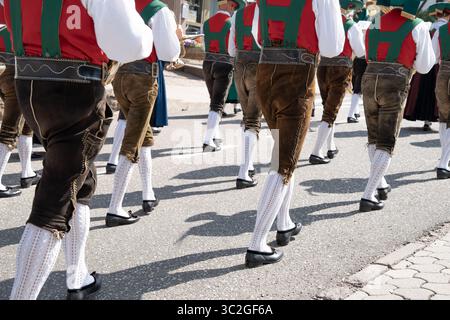 Gruppe von Männern in Musikkapelle, die traditionelle Südtiroler trachtenkostüme mit Lederhosen beim jährlichen ladinischen Dorffest in St. Christina, Gröden, tragen Stockfoto