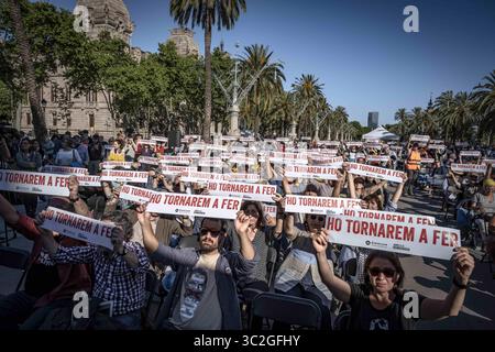 12. Juni 2019 - Barcelona, Katalonien, Spanien - Eine Gruppe von Personen, die an der Übertragung des Prozesses teilnahmen, hält Plakate mit einem Satz Wir werden es noch einmal während einer Online-Nachverfolgung der Erklärung machen..rund 300 Personen konnten die Live-Show des Prozesses an die katalanischen politischen Führer verfolgen, die der Rebellion, Aufwiegelung und Veruntreuung öffentlicher Gelder beschuldigt wurden, und es wurde von der souveränistischen Einheit Ã’mnium organisiert. Der Prozess wurde wegen Verurteilung nach der letzten Aussage des Angeklagten durchgeführt. (Credit Image: © Paco Freire/SOPA Images via ZUMA Wire) Stockfoto