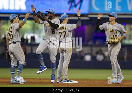 Juni 2019 - Miami, FL, USA - von links nach rechts feiern die Teamkollegen Adam Frazier (26), Starling Marte (6), Kevin Newman (27) und Colin Moran (19) am Sonntag, den 16. Juni 2019, im Marlins Park in Miami, Florida, einen Sieg gegen die Miami Marlins (Credit Image: © TNS via ZUMA Wire) Stockfoto