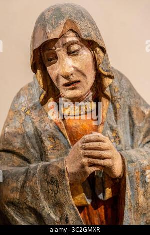 Nahaufnahme des traurigen Gesichts der Jungfrau Maria im Gebet mit einem Schleier aus Stein Stockfoto