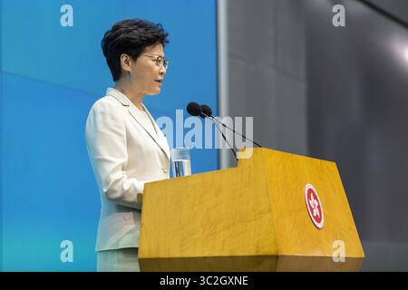 18. Juni 2019: Hongkong, China - die Geschäftsführerin von Hongkong, Carrie Lam, spricht während einer Pressekonferenz im Regierungssitz in Hongkong. Carrie Lam entschuldigte sich für die politischen Unruhen, die durch ein von Peking unterstütztes Gesetz ausgelöst wurden, das Auslieferungen an das chinesische Festland erlaubt hätte. (Credit Image: © Chan Long Hei/SOPA Images via ZUMA Wire) Stockfoto