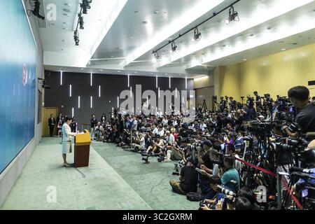 18. Juni 2019: Hongkong, China - die Geschäftsführerin von Hongkong, Carrie Lam, spricht während einer Pressekonferenz im Regierungssitz in Hongkong. Carrie Lam entschuldigte sich für die politischen Unruhen, die durch ein von Peking unterstütztes Gesetz ausgelöst wurden, das Auslieferungen an das chinesische Festland erlaubt hätte. (Credit Image: © Chan Long Hei/SOPA Images via ZUMA Wire) Stockfoto