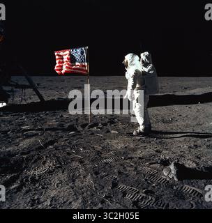 20. Juli 1969 – Mondoberfläche – Astronaut BUZZ ALDRIN, Pilot des Mondmoduls der ersten Mondlandungsmission, posiert für ein Foto neben der aufgesetzten Flagge der Vereinigten Staaten während einer außerfahrbaren Aktivität (EVA) auf der Mondoberfläche. Das Lunar Module (LM) befindet sich auf der linken Seite, und die Fußabdrücke der Astronauten sind deutlich im Erdboden des Mondes zu sehen. Astronaut Neil A. Armstrong, Kommandant, machte dieses Foto mit einer 70-mm-Hasselblad-Mondkamera. (Kreditbild: © NASA/ZUMA Wire/ZUMAPRESS.com) Stockfoto