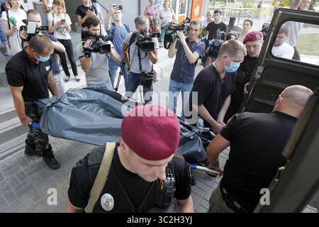 19. Juni 2019 - Kiew, Ukraine - (ANMERKUNG DER REDAKTION: Bild zeigt den Tod) .ukrainische Polizisten tragen die Leiche des ukrainischen Gesetzgebers Dmytro Tymchuk aus seinem Haus in Kiew.Abgeordneter des ukrainischen parlaments und ein Militärexperte und Blogger Dmytro Tymchuk wurde tot in seinem Haus wegen einer Schusswaffenverletzung am Kopf aufgefunden. Laut Medienberichten und der vorläufigen Arbeitsversion der Kiewer Polizei wurde seine Waffe geputzt und versehentlich entladen. (Kreditbild: © Pavlo Gonchar/SOPA-Bilder via ZUMA Wire) Stockfoto