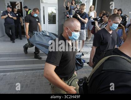 Juni 19, 2019 - Kiew, Ukraine - Ukrainisch Polizisten tragen die Körper der Ukrainischen Gesetzgeber DMYTRO TYMCHUK in Kiew, Ukraine, am 19. Juli 2019. Ukrainische Gesetzgeber Dmytro Tymchuk haben sich versehentlich aus seiner Pistole erschossen, während Sie versuchen, es zu reinigen, wie lokale Medien berichteten. (Bild: © SERG Glovny/ZUMA Draht) Stockfoto