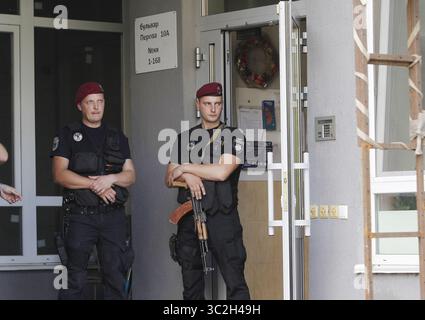 19. Juni 2019 - Kiew, Ukraine - ukrainische Polizeibeamte bewachen am 19. Juli 2019 den Eingang zum Haus des ukrainischen Gesetzgebers Dmytro Tymchuk in Kiew, Ukraine. Der ukrainische Gesetzgeber Dmytro Tymchuk wurde versehentlich von seiner eigenen Pistole erschossen, als er versuchte, sie zu reinigen, wie lokale Medien berichteten. (Bild: © Serg Glovny/ZUMA Wire) Stockfoto