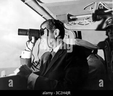 20. Juli 1969 - Florida, USA - US-Präsident Richard Milhous Nixon, an Bord des US-Flugzeugträgers Hornet, setzte ein Fernglas ein, um die Apollo 11 Lunar Mission zu beobachten. Die Bergungsoperation fand im Pazifik statt, wo die Rettungskräfte der Marine die Kapsel mit der 3-Mann-Besatzung Apollo 11 geborgen haben. Die Besatzung wurde an Bord der U.S.S. Hornet in Sicherheit gebracht, wo sie 21 Tage nach der Mission in einer Mobile Quarantine Facility (MQF) einquartiert wurden. Die Apollo-11-Mission, die erste bemannte Mondmission, startete vom Kennedy Space Center, Florida mit dem Trägerfahrzeug Saturn V Stockfoto