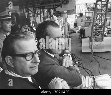 24. Juli 1969: Florida, USA: Dr. Thomas Paine, NASA-Administrator (links) und US-Präsident Richard Milhous Nixon warten an Bord des Rückgewinnungsschiffs, der U.S.S. Hornet, auf den Absturz der Apollo 11 im Pazifischen Ozean. Die Rettungskräfte der Marine haben die Kapsel der 3-Mann-Crew gefunden. Die Besatzung wurde an Bord der U.S.S. Hornet in Sicherheit gebracht, wo sie in einer Mobile Quarantine Facility (MQF) untergebracht wurden. Die Apollo-11-Mission, die erste bemannte Mondmission, startete am 16. Juli 1969 vom Kennedy Space Center, Florida über die Trägerrakete Saturn V und kehrte am 24. Juli sicher zur Erde zurück. Stockfoto