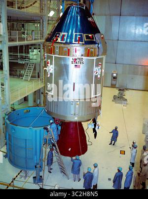 11. April 1969 - Kennedy Space Center, Florida, USA - Innenansicht des bemannten Betriebsgebäudes des Kennedy Space Centers (KSC), das das Apollo-Raumfahrzeug 107 Command and Service Modules (CSM) zeigt, die vom Arbeitsständer 134 zur Verbindung mit dem Lunar Module Adapter (SLA) 14 verlegt werden. S/C 107 soll mit der Mondlandungsmission Apollo 11 geflogen werden (Foto: © NASA/ZUMA Wire/ZUMAPRESS.com) Stockfoto