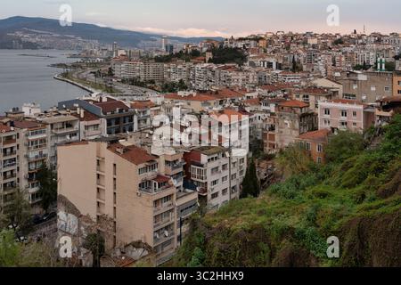 Izmir, Türkei - 1. April 2025: Hochwinkelblick der Stadt vom berühmten Asansor aus, mit Blick auf die dichte Stadt, die auf Hügeln gebaut wurde, den malerischen Golf von Izmir und die geschäftige Promenade von Kordon Stockfoto
