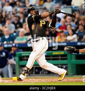 21. Juni 2019: Der Pittsburgh Pirates Center Fielder Starling Marte (6) nimmt Kontakt mit dem Ball gegen die San Diego Padres in ihrem Spiel in Pittsburgh, Pennsylvania, auf. Brent Clark/CSM(Bild: &Copy; Brent Clark/CSM via ZUMA Wire) Stockfoto