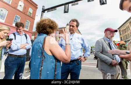 21. Juni 2019: Concord, New Hampshire, USA: STEVE BULLOCK, Gouverneur und Präsidentschaftskandidat der Demokratischen Partei 2020, nimmt an einem Treffen und einer Begrüßung auf dem Concord Market Days Festival Teil. Bullock gewann sein Gouvernement mit vier Punkten in einem Bundesstaat, den Donald Trump mit 20 Punkten dominierte. (Bild: © Brian Cahn/ZUMA Wire) Stockfoto
