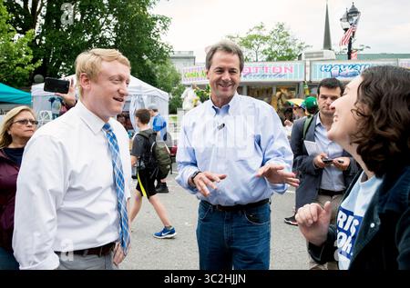 21. Juni 2019: Concord, New Hampshire, USA: STEVE BULLOCK, Gouverneur und Präsidentschaftskandidat der Demokratischen Partei 2020, nimmt an einem Treffen und einer Begrüßung auf dem Concord Market Days Festival Teil. Bullock gewann sein Gouvernement mit vier Punkten in einem Bundesstaat, den Donald Trump mit 20 Punkten dominierte. (Bild: © Brian Cahn/ZUMA Wire) Stockfoto