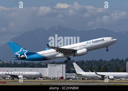 21. Juni 2019 - Richmond, British Columbia, Kanada - ein AirTransat Airbus A330-243 (C-GUBL) Großraumflugzeug startet vom Flughafen Vancouver. (Bild: © Bayne Stanley/ZUMA Wire) Stockfoto
