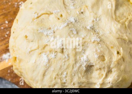 Gesundes hausgemachtes Pizzateig Rezept mit Sauce und Käse Stockfoto