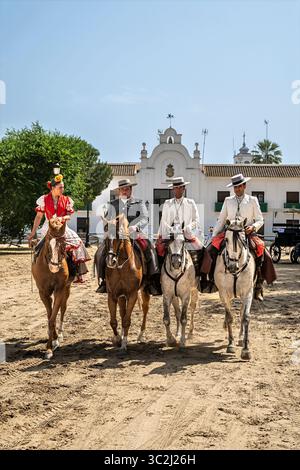 Reiter reiten in einer Straße während der Pilgerfahrt Romeria de El Rocio, El Rocio, Huelva, Andalusien, Spanien Stockfoto