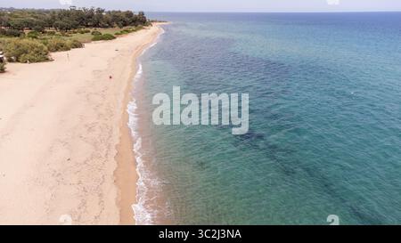 Strand und Meer der Insel Korsika in der Bucht mit türkisfarbenem Wasser Stockfoto