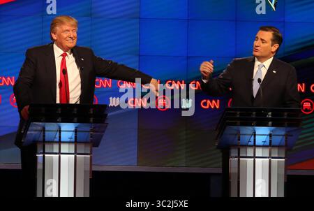 10. März 2016: Miami, FL, USA – die republikanischen Präsidentschaftskandidaten Donald Trump, Linke und Senator Ted Cruz während der Präsidentschaftsdebatte der GOP im Bank United Center der University of Miami in Coral Gables, Florida, am Donnerstag, den 10. März 2016. (Kreditbild: © TNS via ZUMA Wire) Stockfoto