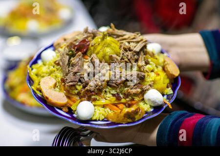 Das Plov mit dem Samarkand-Rezept schmeckt am besten. In diesem Plot gibt es auch Safran. Stockfoto