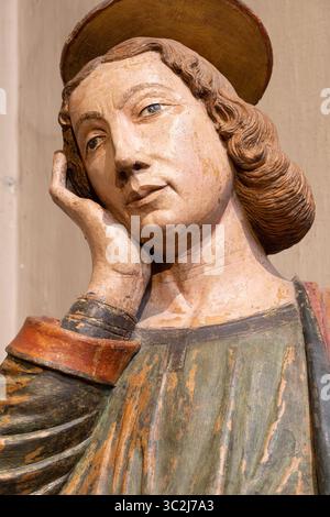PIACENZA, ITALIEN - 20. MAI 2025: Das Detail der Terrakota-Statue des hl. Johannes des Evangelisten unter dem Kreuz in der Kirche Basilica di San Antonio Stockfoto