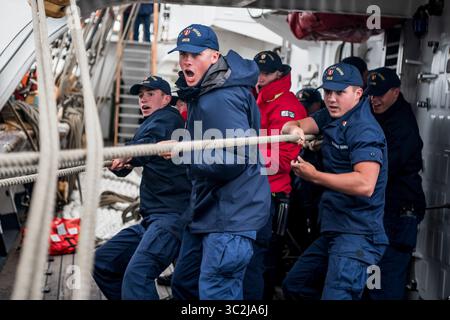 20. Juni 2019: Den Haag, Niederlande - Offizierskadetten der US-Küstenwache steuern Linien an Bord der USCGC Eagle (WIX-327) vor der Küste von den Haag, Niederlande, 20. Juni 2019. Die USCGC Eagle, die als Ausbildungsschneider für zukünftige Offiziere der United States Coast Guard verwendet wird, nimmt am Tall Ships Festival Scheveningen Teil, das aus Segelschiffen besteht, die von mehr als einem Dutzend Ländern besetzt sind. (Kreditbild: © U.S. Navy/ZUMA Wire/ZUMAPRESS.com) Stockfoto