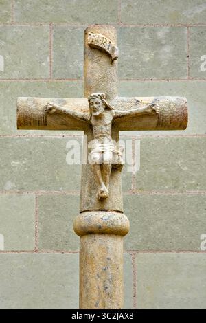 In Stein gemeißeltes religiöses Kreuz mit Jesus Christus vor der Kirche Saint Antoine - Loches, Indre-et-Loire (37), Frankreich. Stockfoto