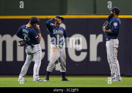 26. Juni 2019: Der Mittelfeldspieler Mallex Smith #0 der Seattle Mariners und der dritte Baseman Dylan Moore #25 und der rechte Feldspieler Domingo Santana #16 der Seattle Mariners feiern 4-2 im Major League Baseballspiel zwischen den Milwaukee Brewers und den Seattle Mariners im Miller Park in Milwaukee, WI. John Fisher/CSM(Credit Image: &Copy; John Fisher/CSM via ZUMA Wire) Stockfoto