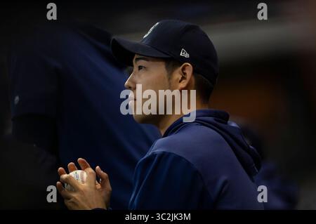 26. Juni 2019: Die Seattle Mariners Starting Pitcher Yusei Kikuchi #18 beobachtet das Spiel aus dem Dugout-Schritt während des Major League Baseball Spiels zwischen den Milwaukee Brewers und den Seattle Mariners im Miller Park in Milwaukee, WI. John Fisher/CSM(Credit Image: &Copy; John Fisher/CSM via ZUMA Wire) Stockfoto