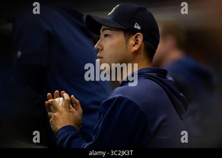 26. Juni 2019: Die Seattle Mariners Starting Pitcher Yusei Kikuchi #18 beobachtet das Spiel aus dem Dugout-Schritt während des Major League Baseball Spiels zwischen den Milwaukee Brewers und den Seattle Mariners im Miller Park in Milwaukee, WI. John Fisher/CSM(Credit Image: &Copy; John Fisher/CSM via ZUMA Wire) Stockfoto