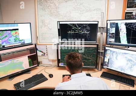 25. Juni 2019 – Miami, Florida, USA – Vizepräsident MIKE PENCE besucht das National Hurricane Center in Miami. (Bild: © Weiße Haus/ZUMA Wire/ZUMAPRESS.com) Stockfoto
