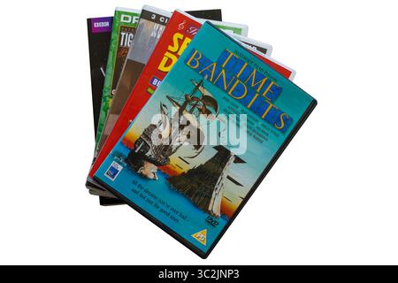Stapel von DVDs mit Time Bandits DVD oben isoliert auf weißem Hintergrund Stockfoto