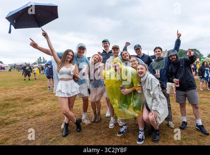 Festivalfans genießen die Musik beim Pracht Music Festival auf dem historischen Gelände der Wollaton Hall, Nottingham. Stockfoto