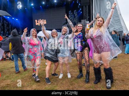 Festivalfans genießen die Musik beim Pracht Music Festival auf dem historischen Gelände der Wollaton Hall, Nottingham. Stockfoto
