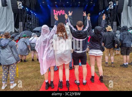 Festivalfans genießen die Musik beim Pracht Music Festival auf dem historischen Gelände der Wollaton Hall, Nottingham. Stockfoto