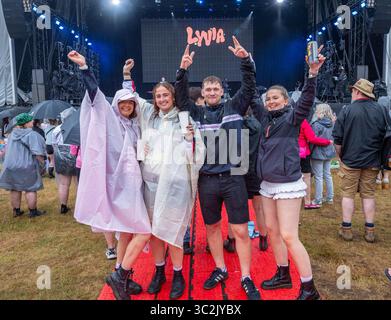 Festivalfans genießen die Musik beim Pracht Music Festival auf dem historischen Gelände der Wollaton Hall, Nottingham. Stockfoto