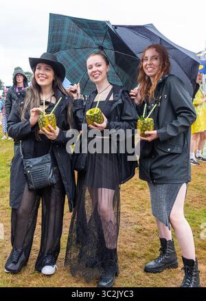 Festivalfans genießen die Musik beim Pracht Music Festival auf dem historischen Gelände der Wollaton Hall, Nottingham. Stockfoto