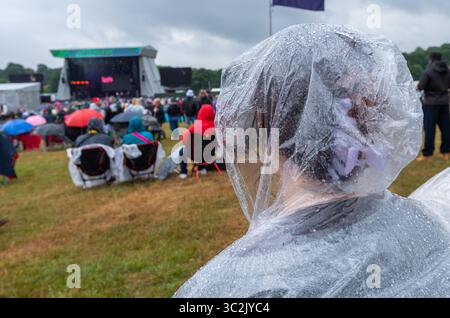 Festivalfans genießen die Musik beim Pracht Music Festival auf dem historischen Gelände der Wollaton Hall, Nottingham. Stockfoto