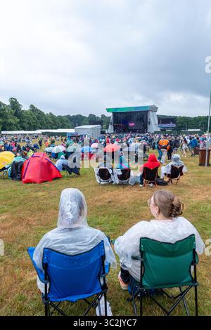 Festivalfans genießen die Musik beim Pracht Music Festival auf dem historischen Gelände der Wollaton Hall, Nottingham. Stockfoto