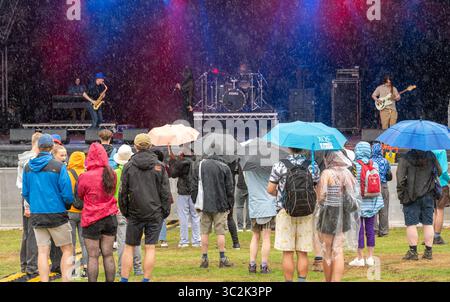 Festivalfans genießen die Musik beim Pracht Music Festival auf dem historischen Gelände der Wollaton Hall, Nottingham. Stockfoto