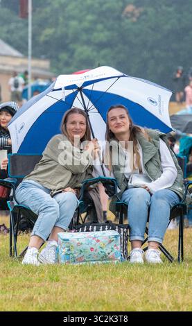 Festivalfans genießen die Musik beim Pracht Music Festival auf dem historischen Gelände der Wollaton Hall, Nottingham. Stockfoto